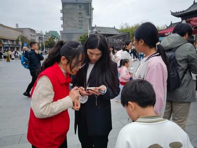 暖心服务护航清明游——景德镇志愿者用真情绘就城市文明底色
